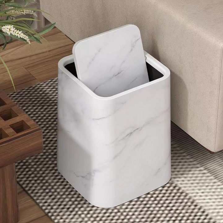 Eleganter Mülleimer im Marmor-Design mit Schwenkdeckel