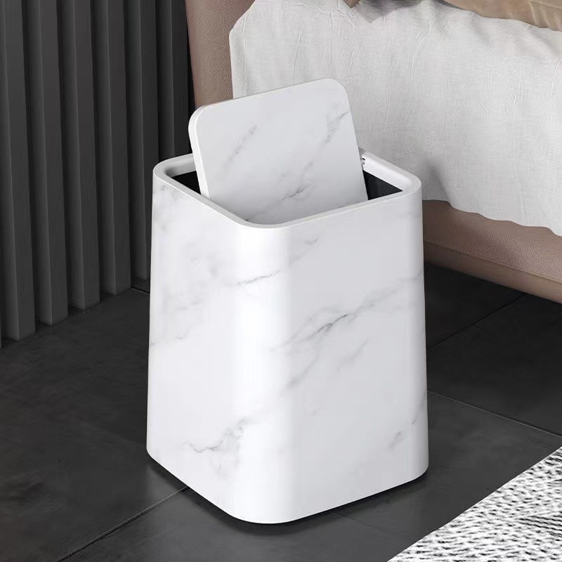Eleganter Mülleimer im Marmor-Design mit Schwenkdeckel