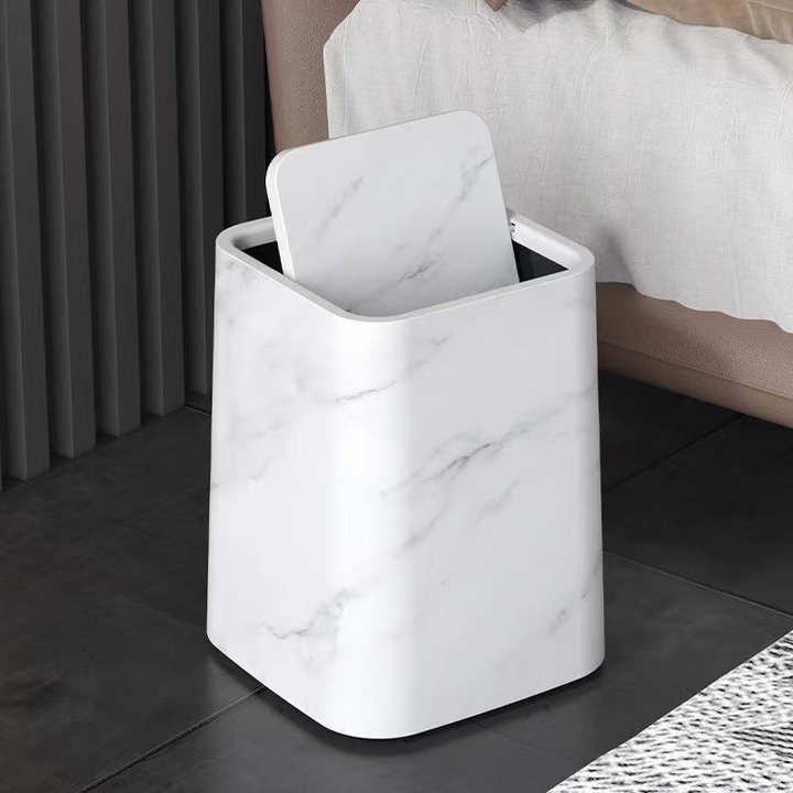 Eleganter Mülleimer im Marmor-Design mit Schwenkdeckel
